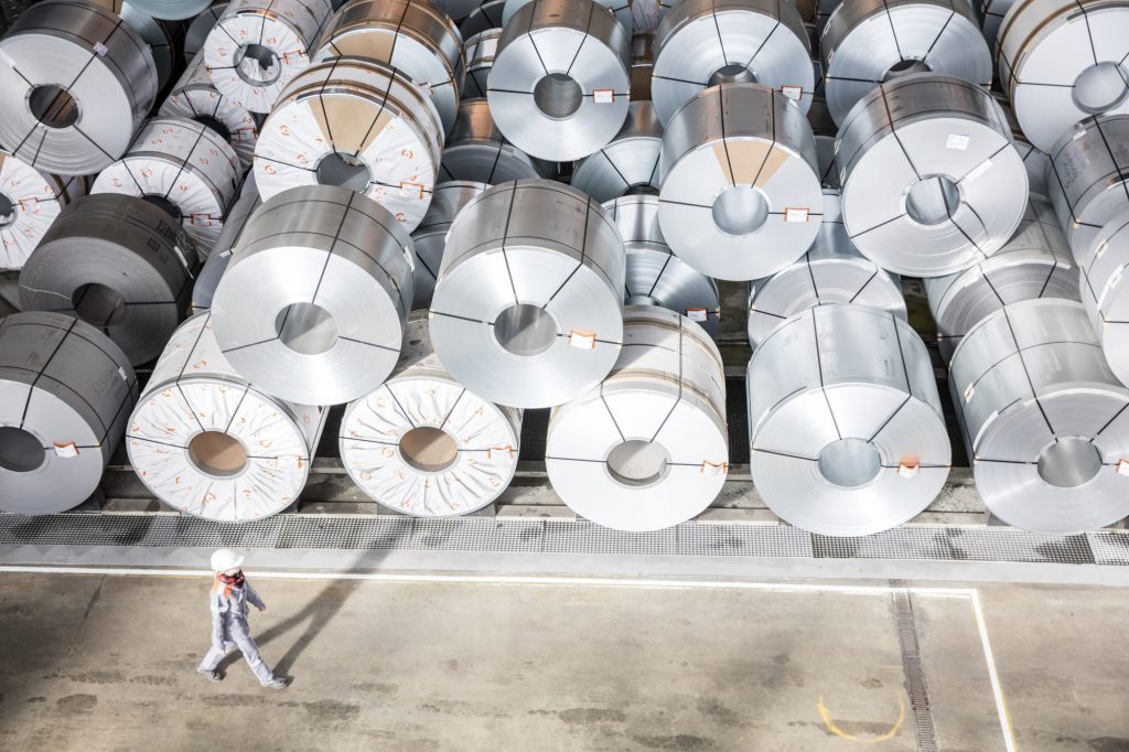 Eine Mitarbeiterin der Salzgitter AG vor dem Coillager.