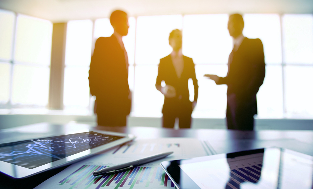 Personen bei einem Geschäftstreffen in der Stahlindustrie (Symbolbild)