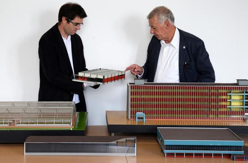 Zwei Forscher bei der Begutachtung des MLK-Modellbestands der TU Bergakademie Freiberg