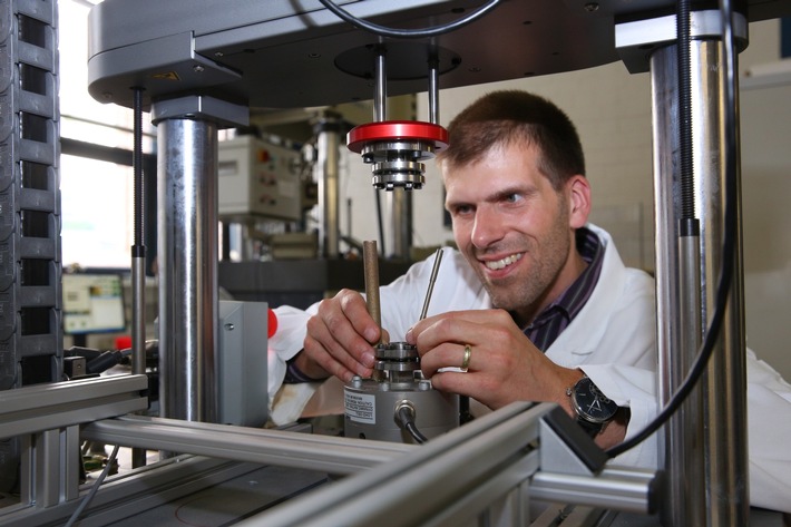 Prof. Dr. Thomas Niendorf bei der 3D-Druck-Forschung