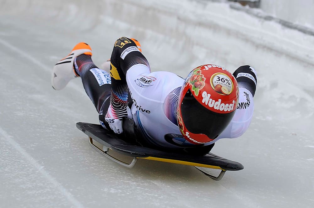 Skeleton-Athlet auf Schlitten mit Kufen aus Edelstahl Rostfrei