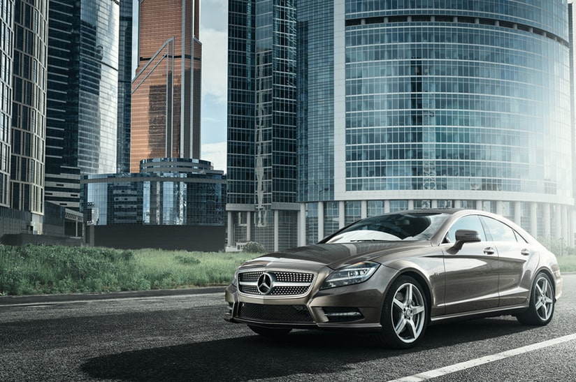 Fahrzeug von Mercedes-Benz in der Großstadt