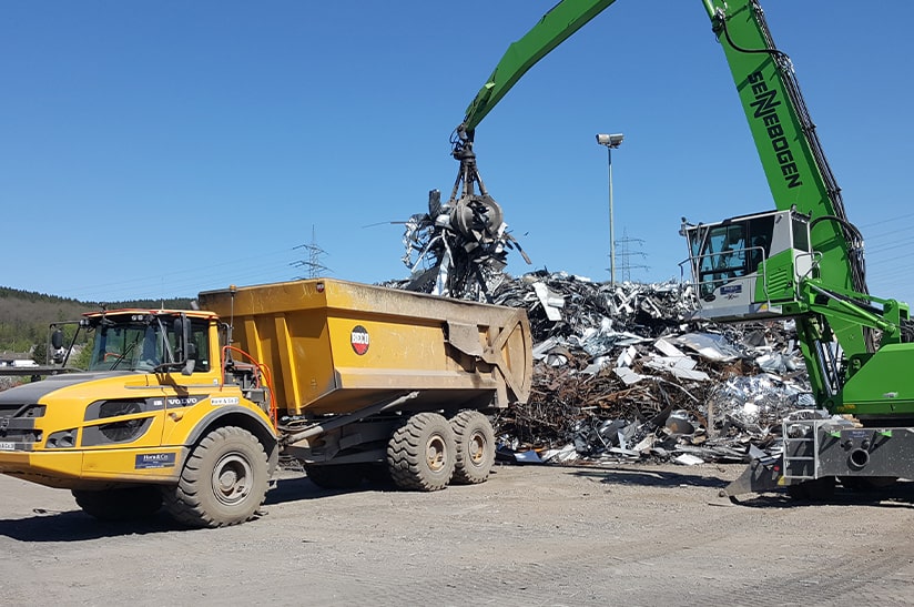 Beladung von Schrott in einer Produktionsstätte (Symbolbild). Über solche Stätten wird der Studie analysiert künftigen Stahlschrottbedarf der Stahlindustrie gedeckt.