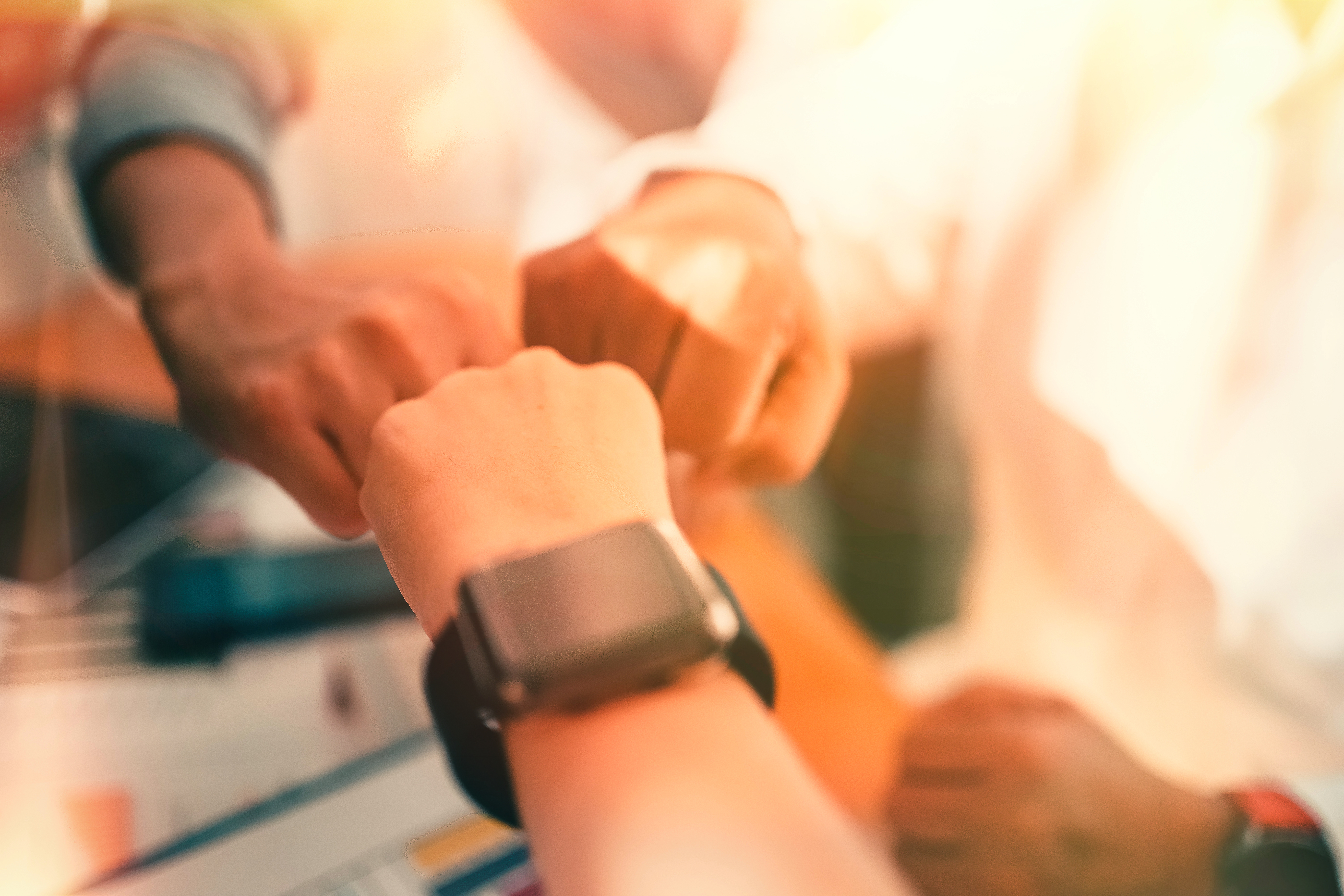 Hände von Preisträgern beim Industrieverband Massivumformung Event (Symbolbild)