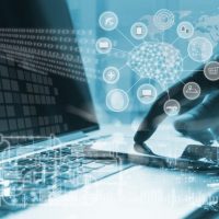 Hand tippt auf Tastatur, symbolisiert KI-Erweiterung (Symbolbild).