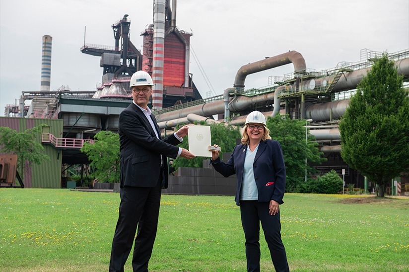 Svenja Schulze bei thyssenkrupp Steel in Duisburg, Dokumentenübergabe.
