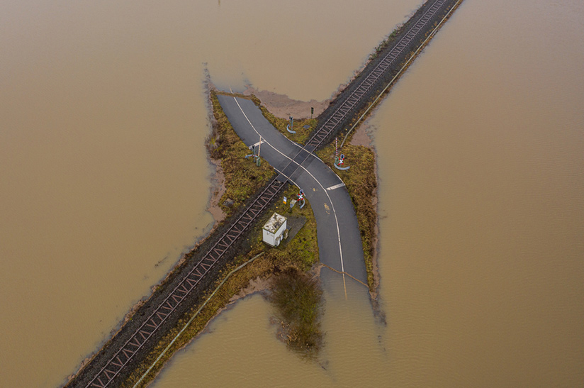 Überflutete Bahnstrecke in Deutschland nach Unwetter (Symbolbild)