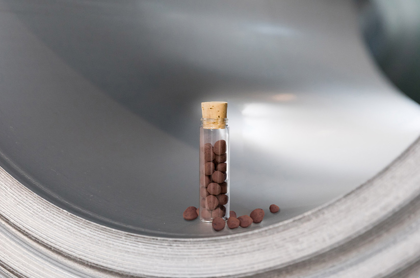 Eisenerz auf einem Stahlcoil der Salzgitter AG