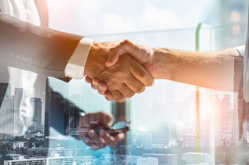 Dr. Karl-Ulrich Köhler von SHS beim Handschlag zur Übernahme von Liberty Ascoval und Hayange.