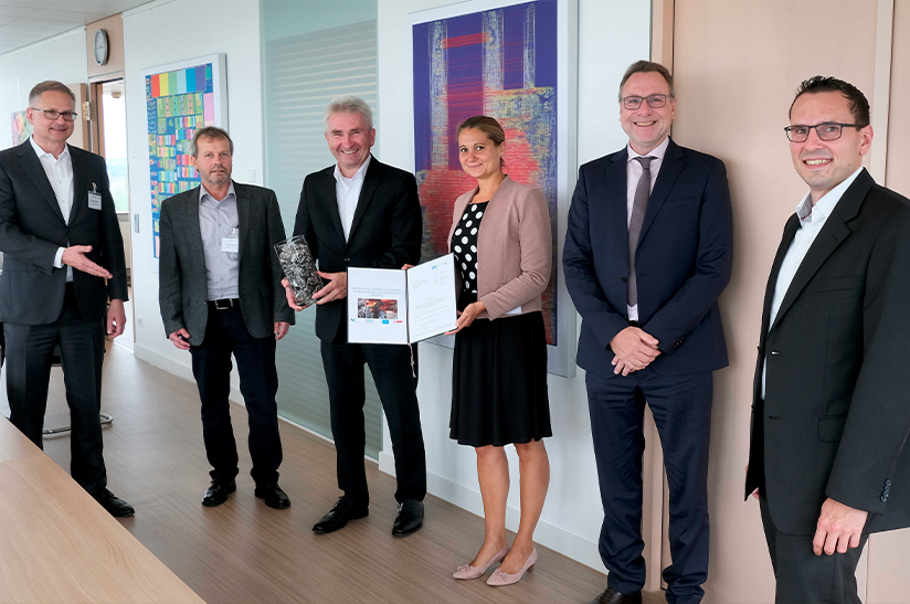 Professor Andreas Pinkwart überreicht Fördermittelbescheid an REDERS-Projektpartner.