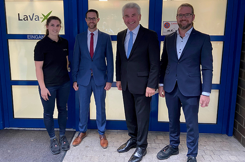 Andreas Pinkwart informierte sich bei Lava-X über das LAserschweißen im Vakuum