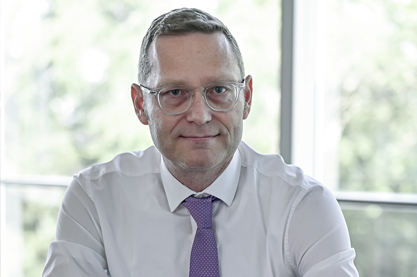 Claus Bauer, neuer CFO der Schaeffler AG, im Büro.