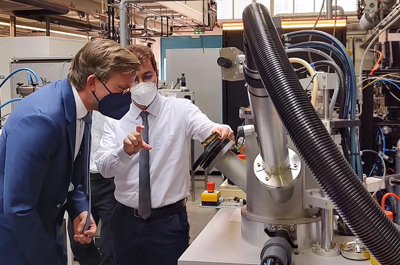 Dr. Isnaldi Souza (rechts), Gruppenleiter am MPIE, erklärt Staatssekretär Dr. Dirk Günnewig wie Eisenerze mit Wasserstoffplasma umweltfreundlich zu Eisen reduziert werden können.