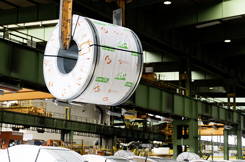Ein Stahl-Coil der Salzgitter AG hängt in der Luft – und vergleichbare Coils könnten ab 2025 bei Volkswagen Verwendung finden