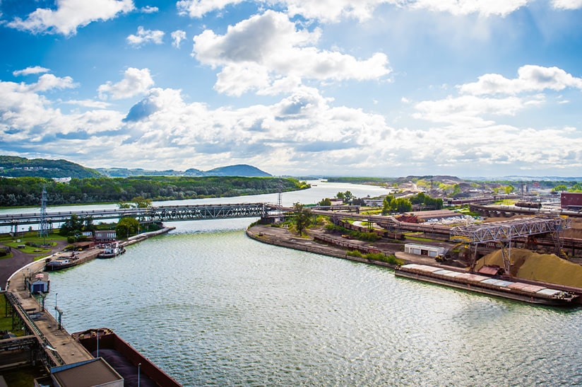 voestalpine Hafen mit Erzvorräten für Stahlproduktion