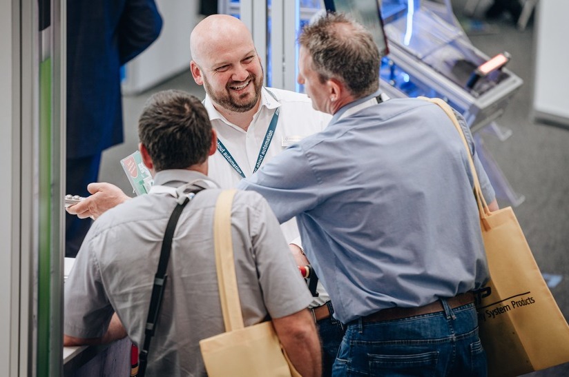 Aussteller und messebesucher-egypt-international-exhibition-center-kairo auf der all about automation in Heilbronn im Gespräch