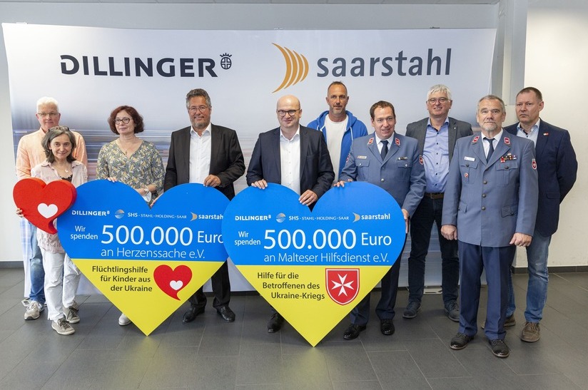 Führung der SHS-Gruppe übergibt Spendenscheck