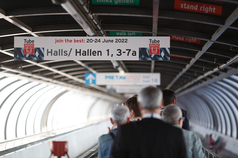 Besucher auf der wire + Tube 2022 in Düsseldorfer Messehalle.
