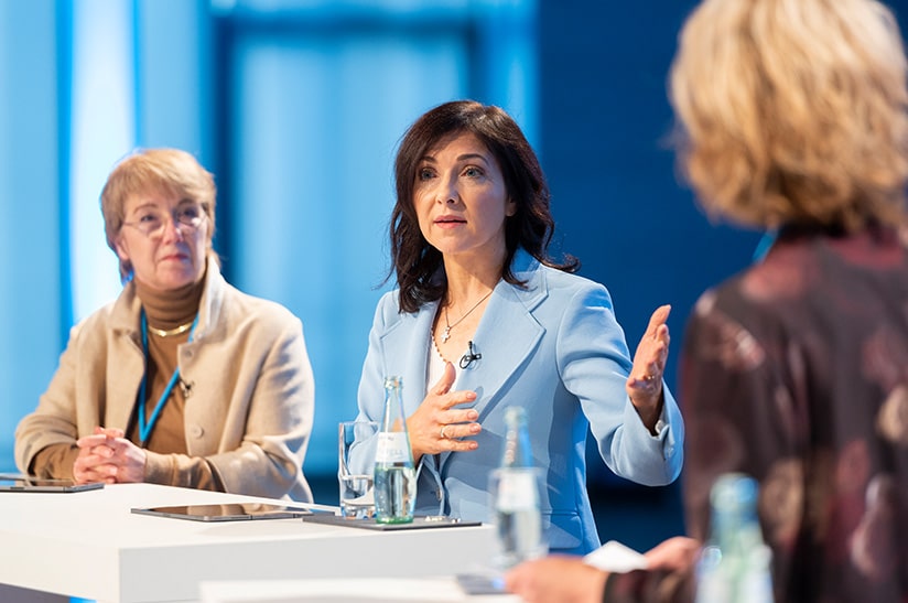 Martina Merz spricht beim her.summit in Essen.