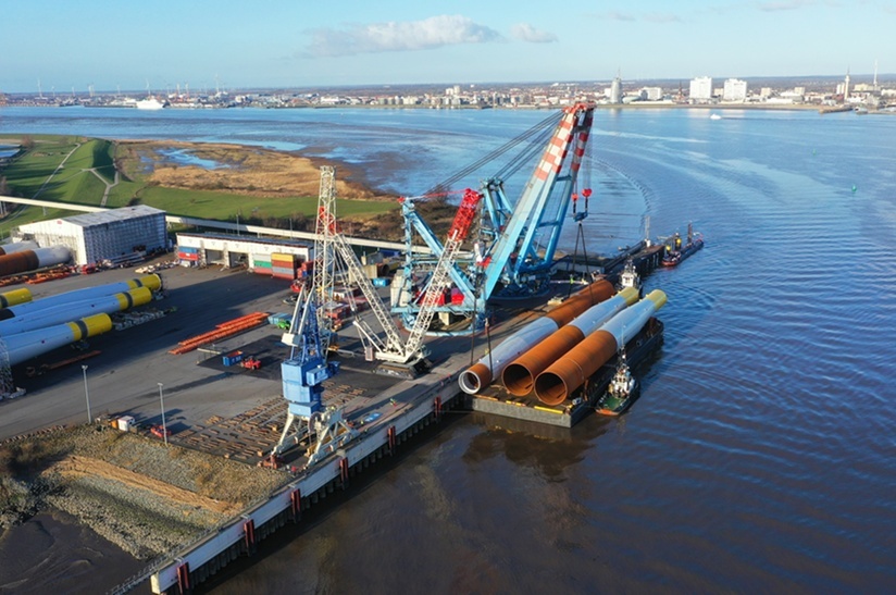 Verladung von Monopiles für EnBWs Windpark bei Steelwind Nordenham