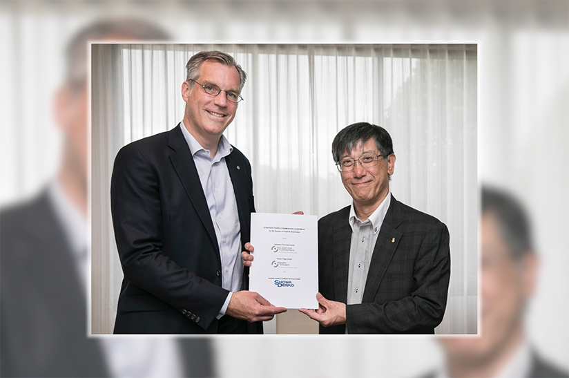 Die führenden Köpfe von Salzgitter und Showa Denko Carbon präsentieren eine Urkunde zur Unterzeichnung