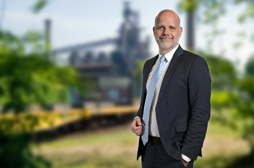 Dr. Martin Theuringer, Geschäftsführer der WV Stahl, vor Fabrikhintergrund