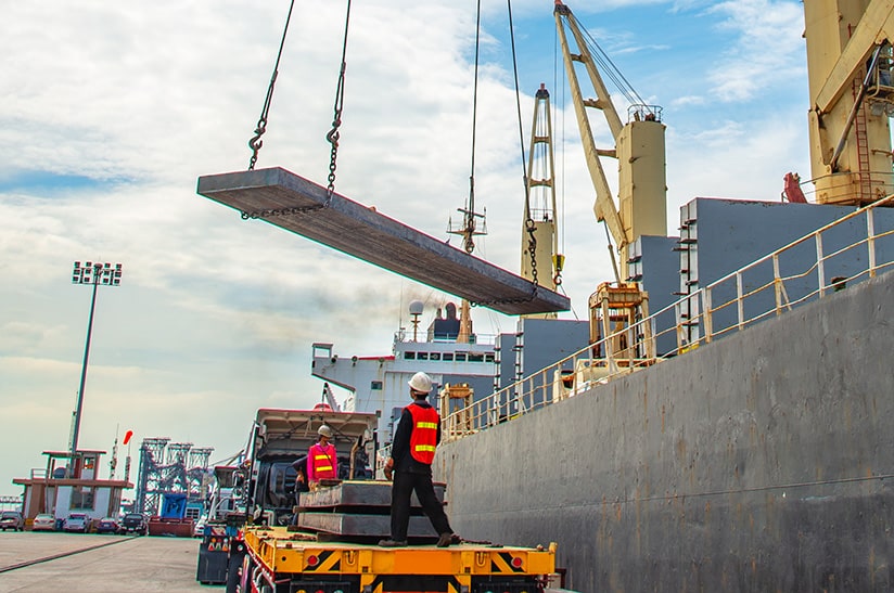 Schwertransport am Hafen, BMDV-Initiative zur Verlagerung auf Wasserwege (Symbolbild)
