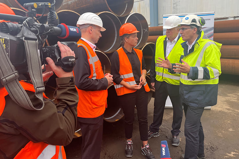 Ministerin Mona Neubaur im Gespräch mit (v. l.): Andreas Betzler, Mannesmann Line Pipe Jürgen Olbrich, Firma Buhlmann und Holger Kreetz, Uniper