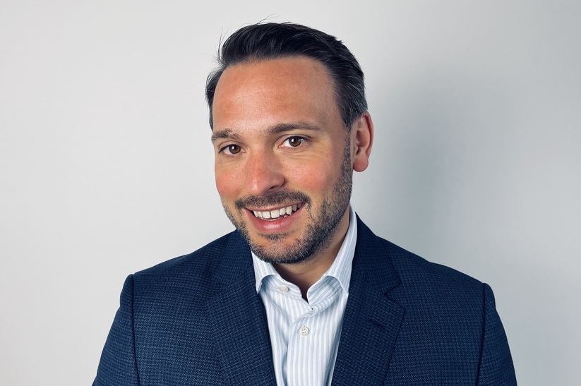 Dr. Tobias Braun, CFO der Benteler Gruppe, lächelnd im karierten Sakko.