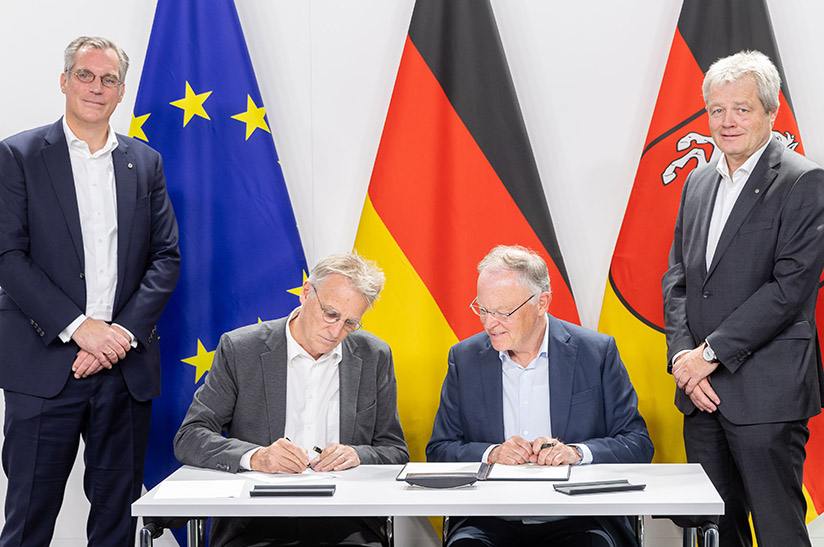 Salzgitter-CEO Gunnar Groebler (l.) und Ulrich Grethe, Konzerngeschäftsleitung Stahlerzeugung/GB Stahlerzeugung, rahmen Wirtschaftsstaatssekretär Stefan Wenzel und den niedersächsischen Ministerpräsidenten Stephan Weil ein, die die Verwaltungsvereinbarung für Salcos unterzeichnen