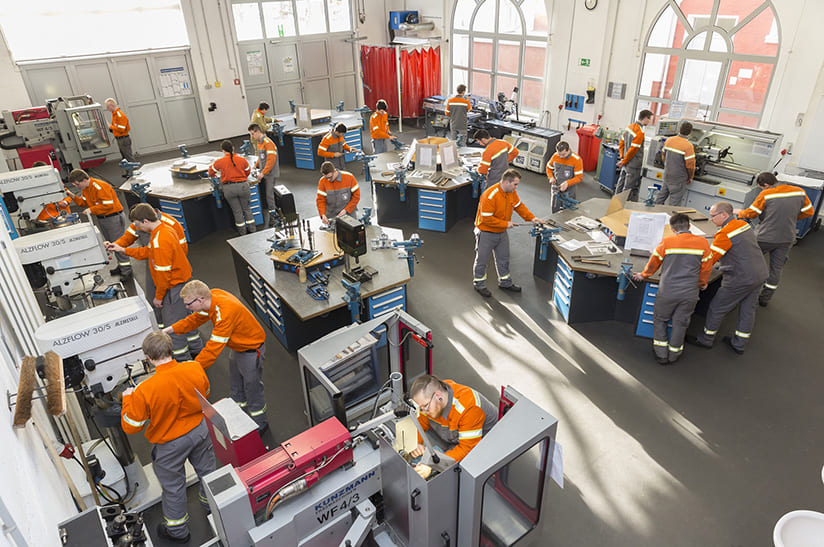 Über die Unternehmen saarstahl-werk-voelklingen-uebernahme-liberty-ascoval-hayang und Dillinger (das Bild zeigt einen Blick in die Ausbildungswerkstatt von Dillinger) gestaltet SHS – Stahl-Holding-Saar die Transformation aktiv und bietet jungen Menschen eine zukunftsgerichtete Ausbildung