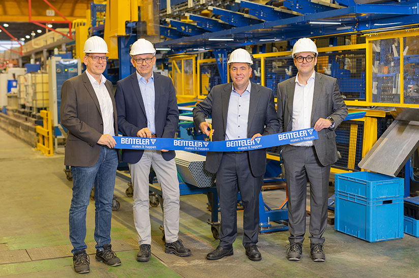 Vor Europas größtem Oberflächenzentrum für Rohre: Ulrich Müller, Leiter Oberflächentechnik Werk Schloss Neuhaus, Thomas Michels, Chief Operating Officer (COO), Christian Wiethüchter, Chief Executive Officer (CEO), und Ralf Mathis, Vice President Geschäftsfeld Industrie und Handel, alle Benteler Steel/Tube