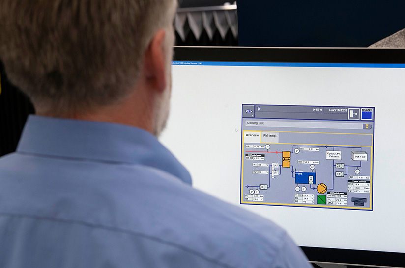 Trumpf-Mitarbeiter vor Monitor