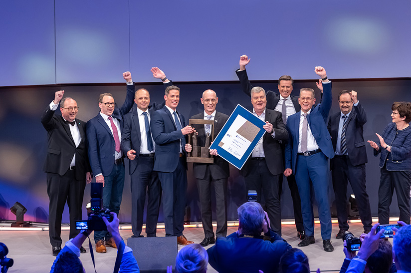 Das BOXBAY-Hochregal-Lagersystem hat gewonnen. Glückliche Sieger von SMS group und DP World nehmen den Deutschen Logistikpreis 2022 entgegen.