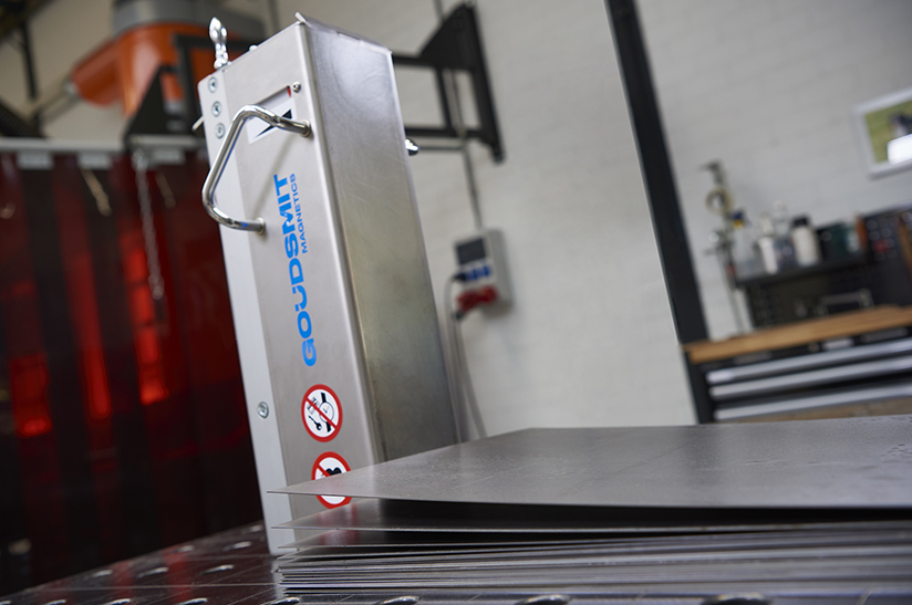 Der leichte, mobile Spreizmagnet von Goudsmit ist manuell umschaltbar und ermöglicht eine schnelle und einfache Trennung von klebenden oder geölten Stahlblechen