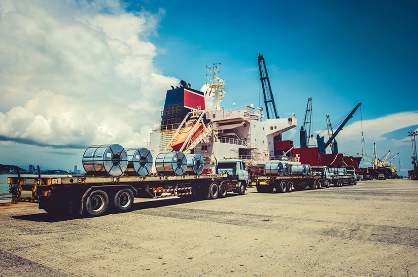 Stahltransport auf LKW, symbolisiert Lieferkettenanpassungen deutscher Unternehmen (Symbolbild)