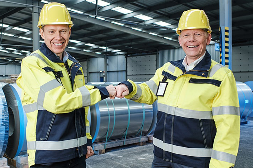 Das Bild zweigt zwei Männer in Sicherheitskleidung im stahlwerk-szene-transformationsgipfel-aufruf: Malinen (Outokumpu, li.) und Kerkhoff (Klöckner)