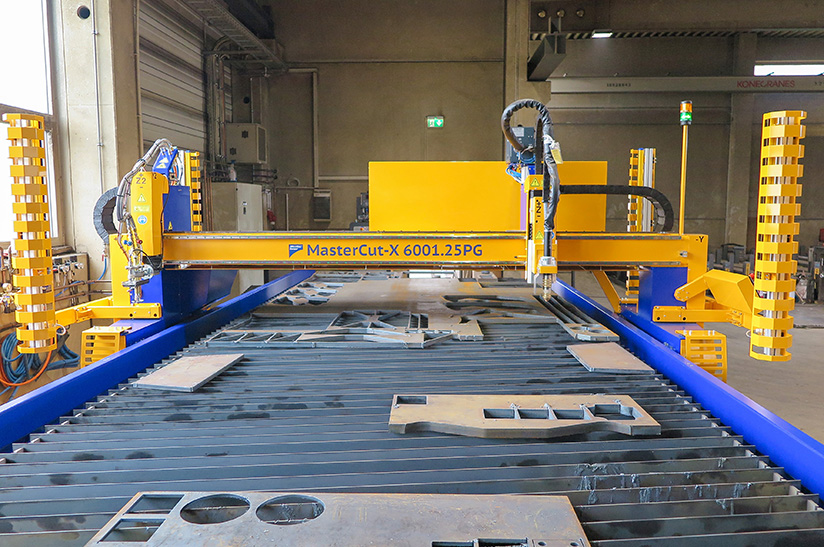 Das Bild zeigt die CNC-Schneidanlage Mastercut, wie sie bei HS-Schoch zum Einsatz kommt.