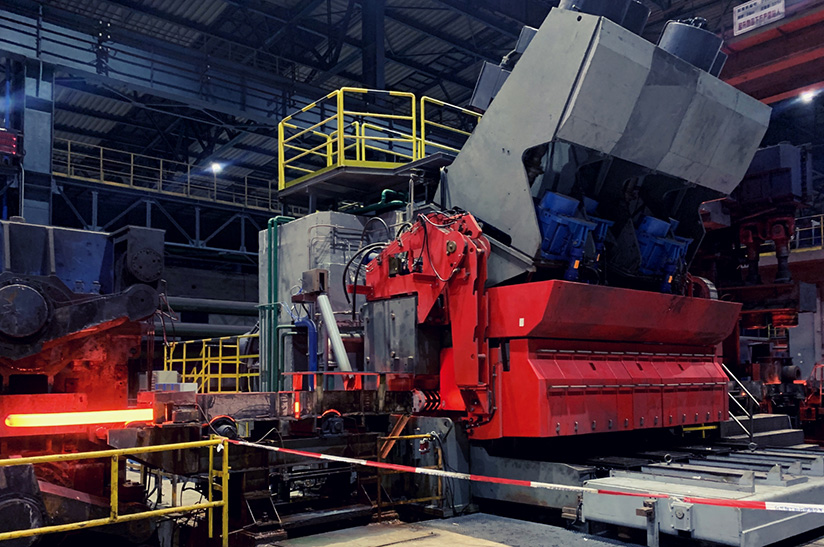 Das Bild zeigt eine Szene aus einem stahlwerk-szene-transformationsgipfel-aufruf. Im Mittelpunkt ist ein Reduzier- & Sizingblock (RSB) von KOCKS.