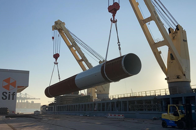 Das Bild zeigt einen Monopile, wie er von Dillinger für ein Offshore-Projekt in Japan geliefert wurde, bei der Schiffsbeladung.