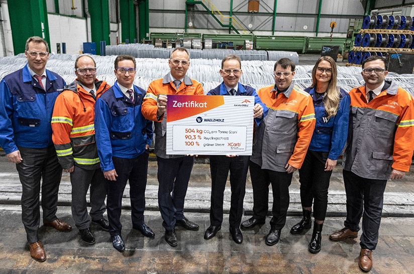 Das Bild zweigt zwei weiße lächelnde Menschen in Businesskleidung. Links steht eine blonde, langhaarige Frau (Ilona van Drogelen vom Unternehmen OVET) die eine Urkunde in Empfang nimmt, rechts ist der Mann zu sehen, der die Urkunde überreicht (Alexander Heinz, ROGESA).