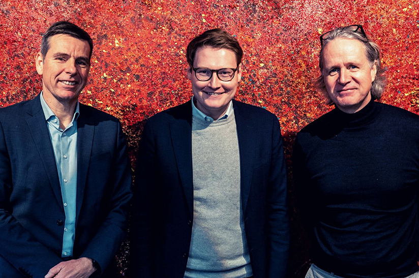 das Bild zeigt drei weiße Männer vor einem roten Hintergrund (v.l.n.r.): Holger Kunze (DMVA), Moritz Körner (FDP) und Rötger Teyke, Friedrich Kocks