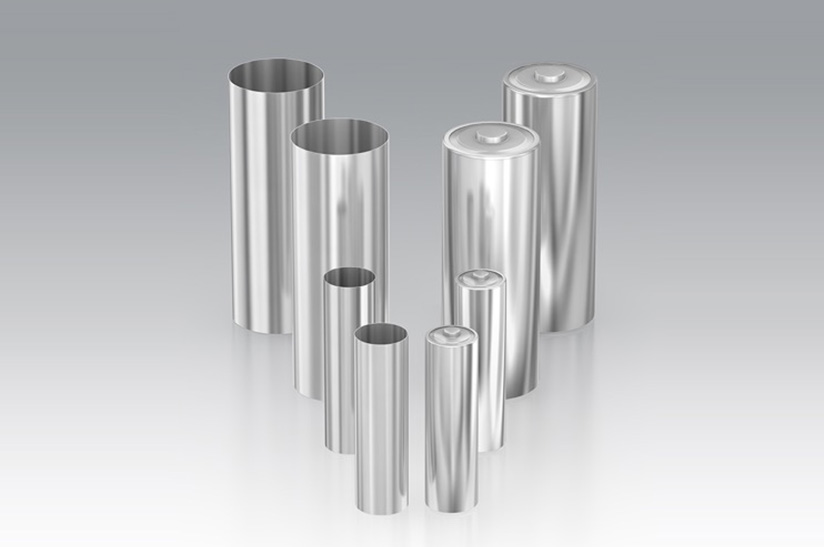 Das Bild zeigt Muster von Batteriezellgehäusen, wie die Anlage von Schuler sie herstellen soll.