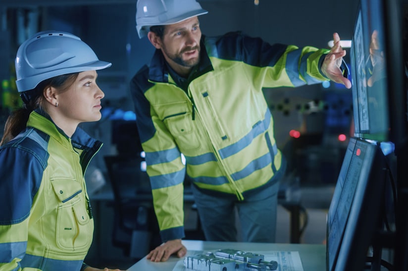 Jan Rinnert von Heraeus im Kontrollraum mit KI-Monitoren.