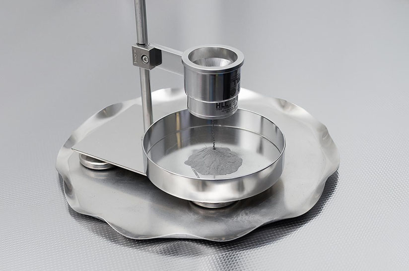 zu sehen ist eine Schale mit Metallpulver, wie Outokumpu es auch in Krefeld herstellen will