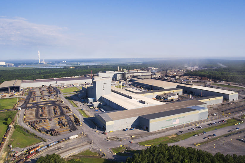 Das Bild zeigt das stahlwerk-szene-transformationsgipfel-aufruf von Nucor Steel Berkeley in Huger, South Carolina.