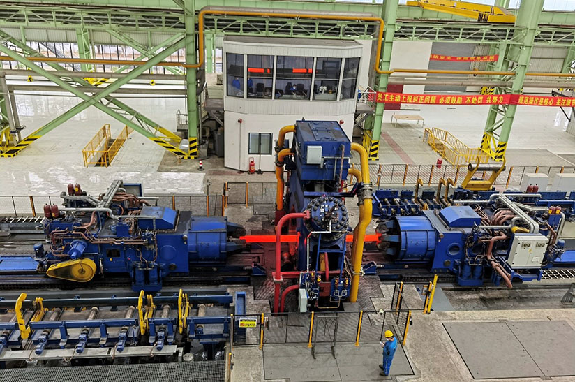 Auf dem Bild ist eine technische Anlage zu sehen, genauer: eine Radialschmiedemaschine. Eine solche hat die SMS group an Jiuli geliefert.