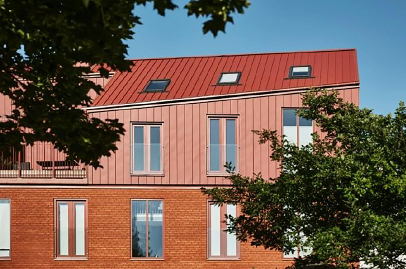 Das Bild zeigt ein Wohngebäude in Dänemark mir roter Fassade. Zum Einsatz kam hier Stahl von SSAB.