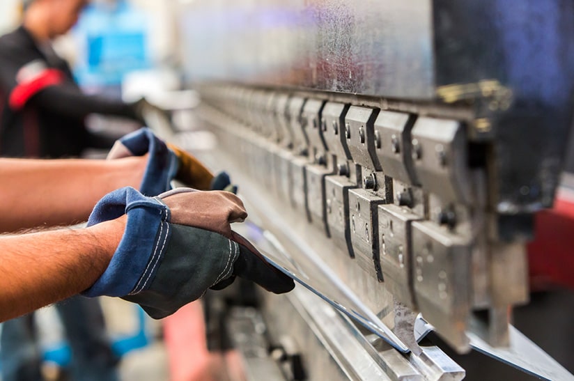 Blechbiegeverfahren in der Stahl- und Metallverarbeitung (Symbolbild)