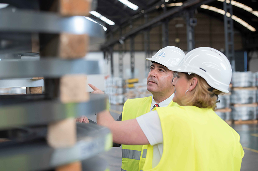 Thyssenkrupp-Mitarbeiter im "de:karb"-Projekt in Fabrikumgebung